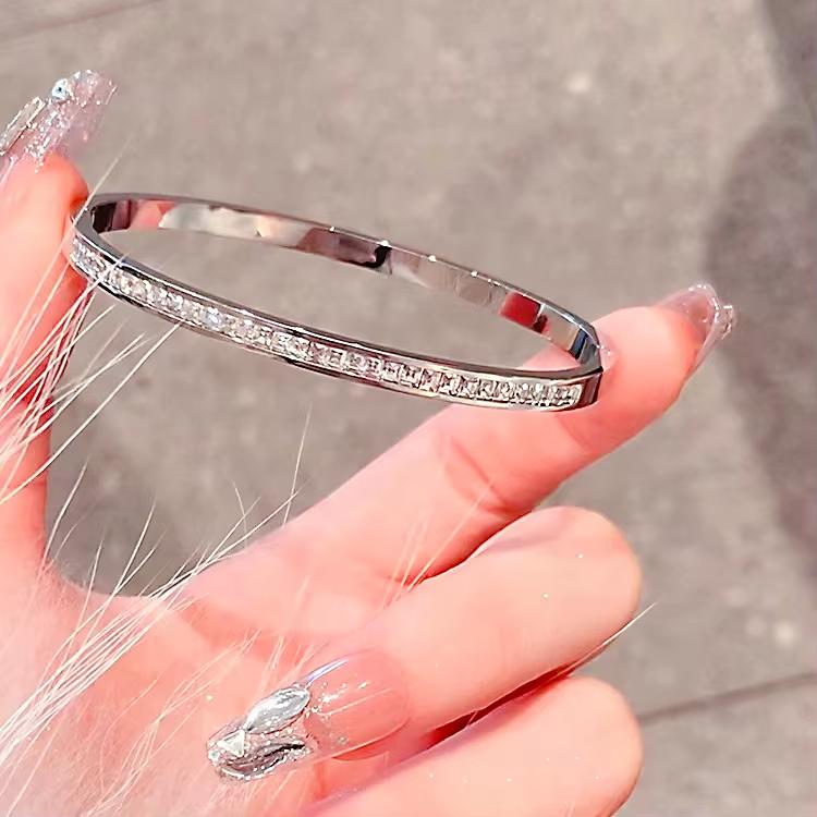 Golden Womens Bracelet Titanium Jewelry 18K Gold-plated Waterproof Rust Proof Non Color Changing Mens and Womens Couple Jewelry