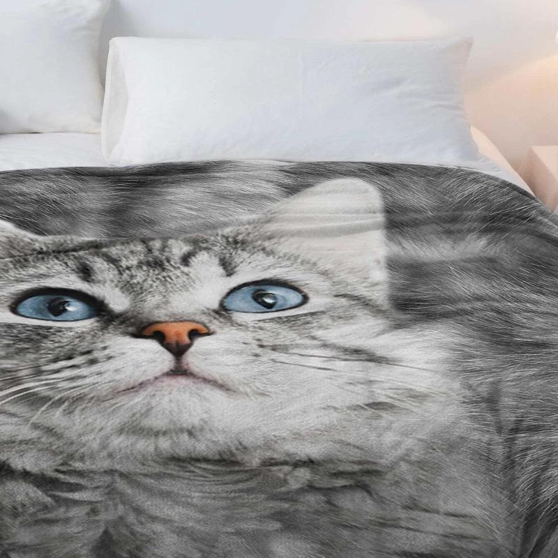 1 Stück Flanelldecke mit Katzenaufdruck - weich und warm für alle Jahreszeiten, parabolisch mit realistischem grautiger Katzen-Design