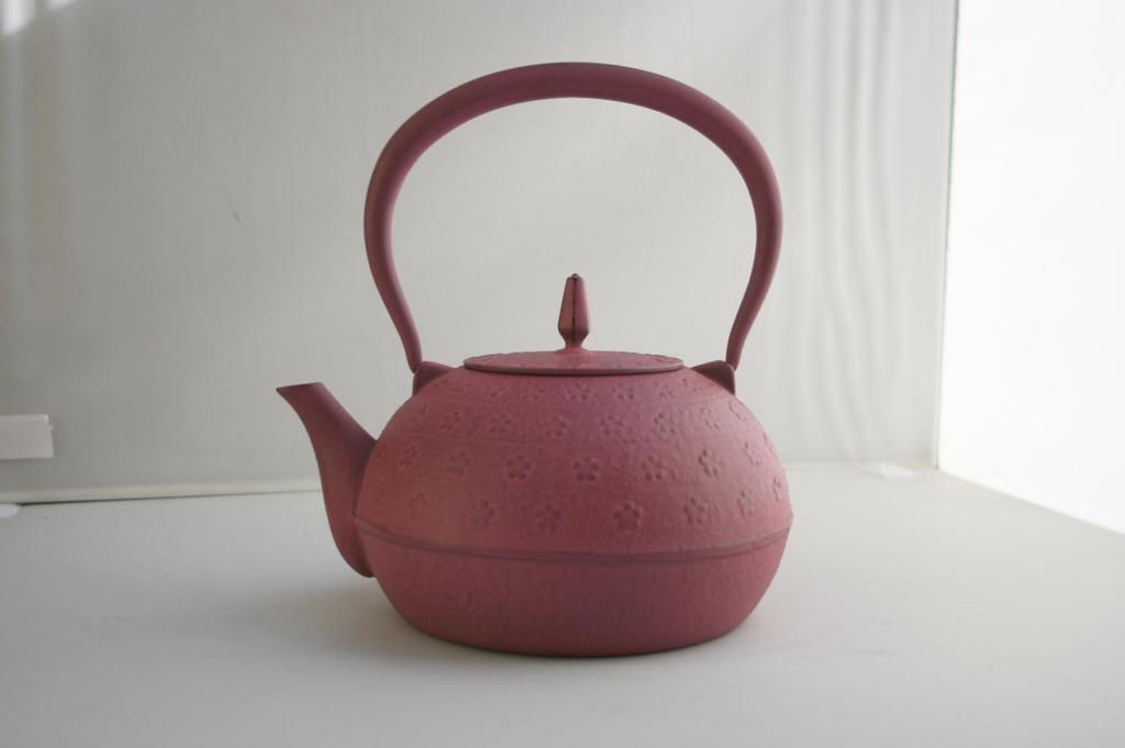 Ikenaga Ironworks Nanbu Iron Kettle, Gardenia and Cherry Blossom Pattern, Pink