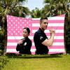 1 Stück Druck „The Rookie“-Protagonistin Lucy Chen und Tim Bradford Wandteppich-Poster Eric Winter Pink Amerikanische Flagge Hintergrund Wand