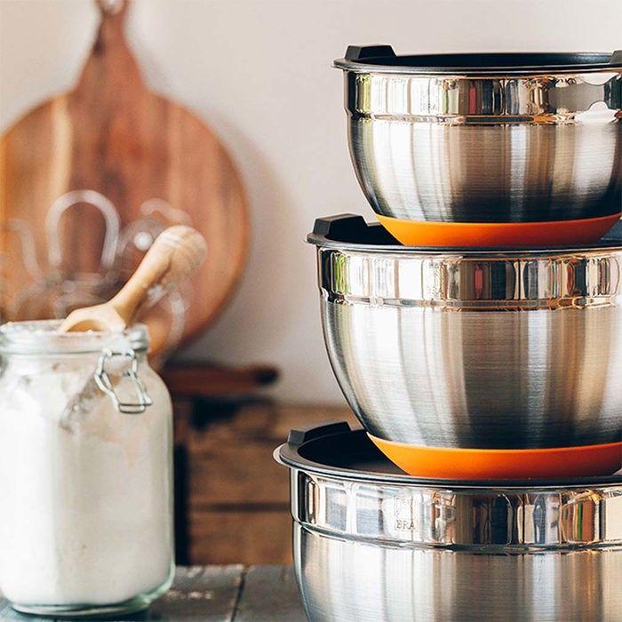 BRA Efficient - Lot de 4 Bols en Acier Inoxydable 18/10 12-16-20-24 cm 0,4 L, Base en Silicone, Couvercles Inclus