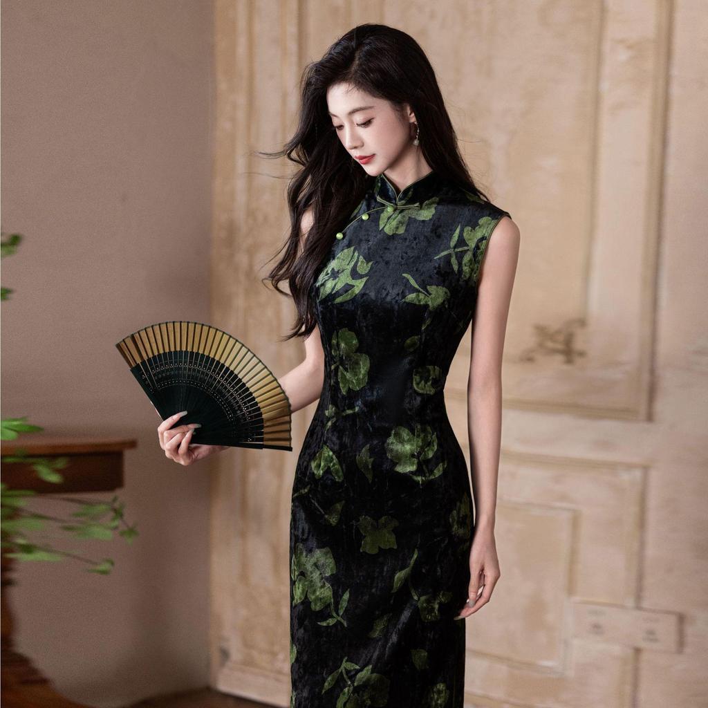 Elegantes Herbst-Samt-Cheongsam: Ärmelloses, schlankmachendes Kleid im Stil der Ming-Dynastie