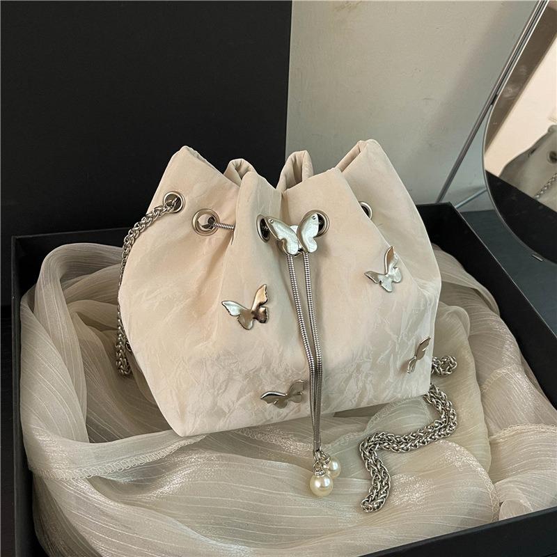 Niche design pleated strap butterfly shoulder messenger bag autumn new high-end versatile chain bucket bag