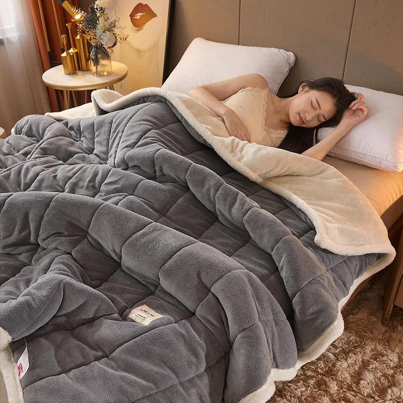 Korallen-Fleece-Herbst-Winter-warme Decken für Bett, 3 Schichten, verdickte Flanelldecke, Steppdecke, weich, bequem, wärmend, waschbar