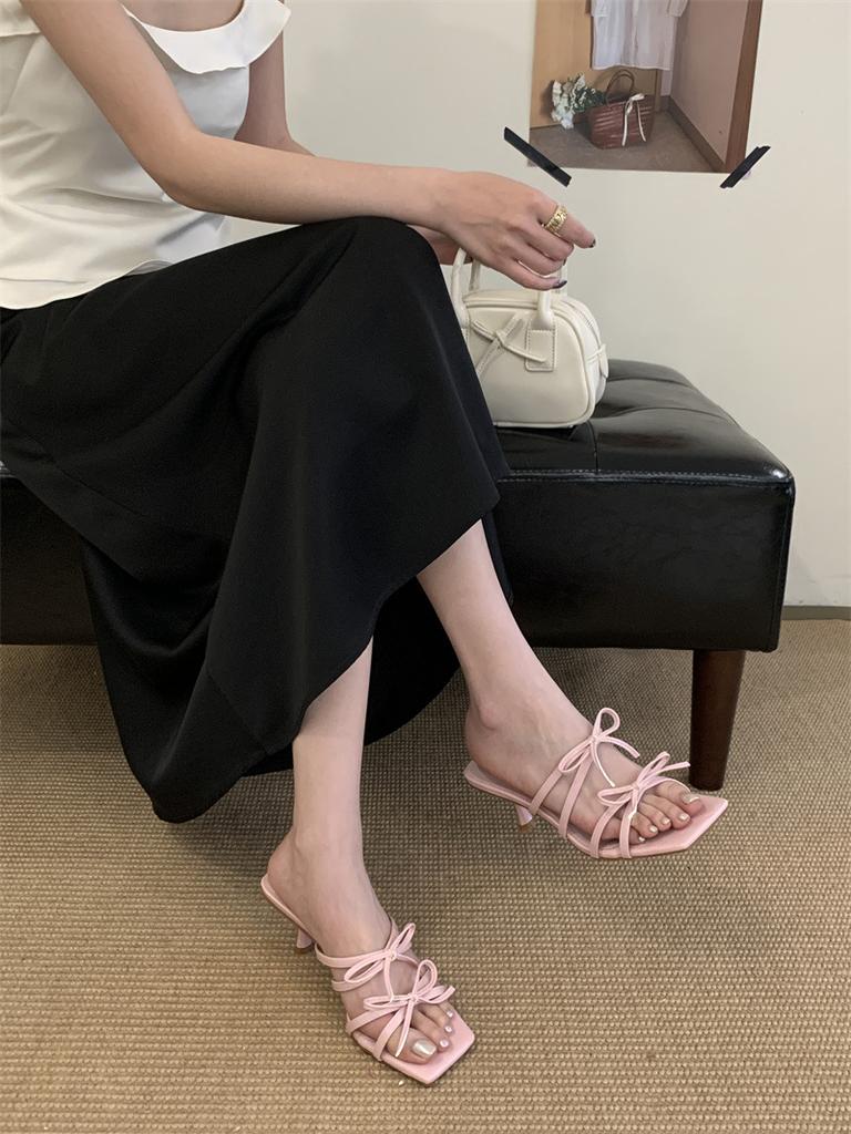 2025 Sommer neue Feenstil High-Heel coole Hausschuhe tragen dünnen Riemen Schleife mit Rock Temperament Hausschuhe Frau