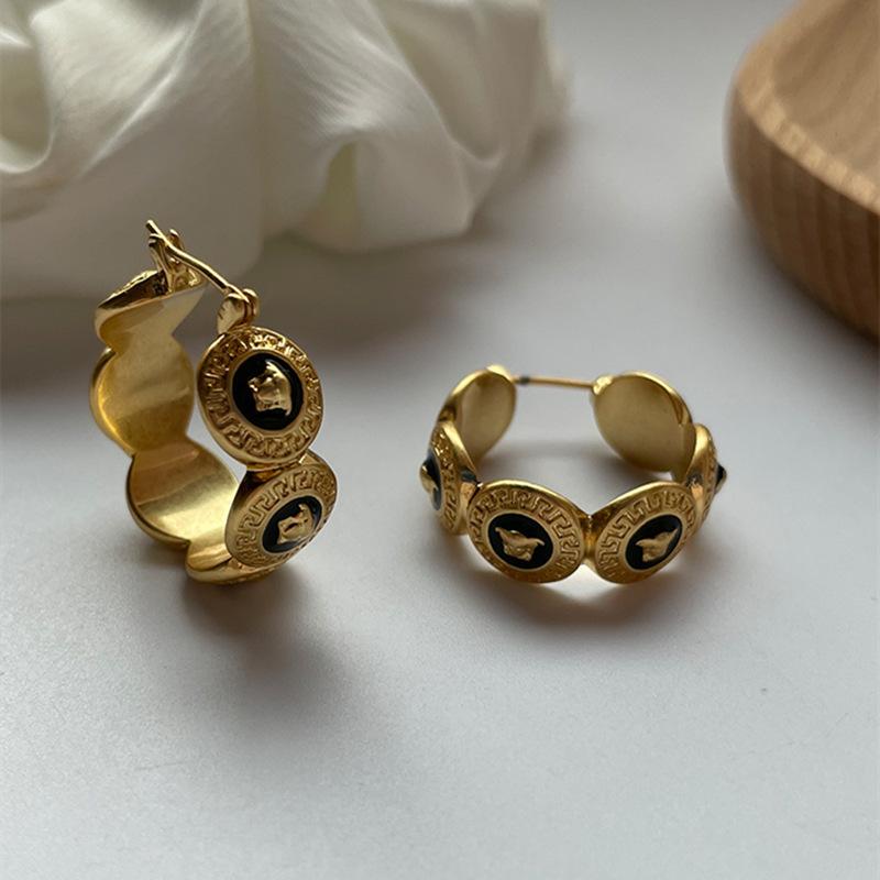 

Модные и популярные серьги-пуссеты в средневековом и античном стиле, с преувеличенно крупными деталями, с персонализированным ощущением высокого класса, черные серьги с эмалью