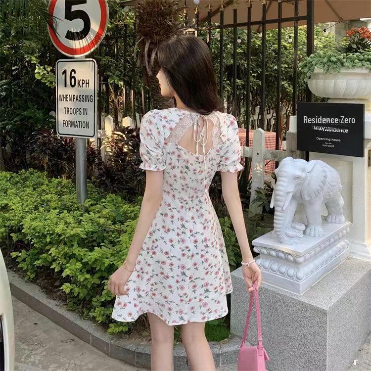 Elegantes Teekleid mit Blumenmuster: Französischer Stil, Kurzärmelig, Damenhaft, Mittellang mit schlanker Taille - Perfekt für Frühling und Sommer.