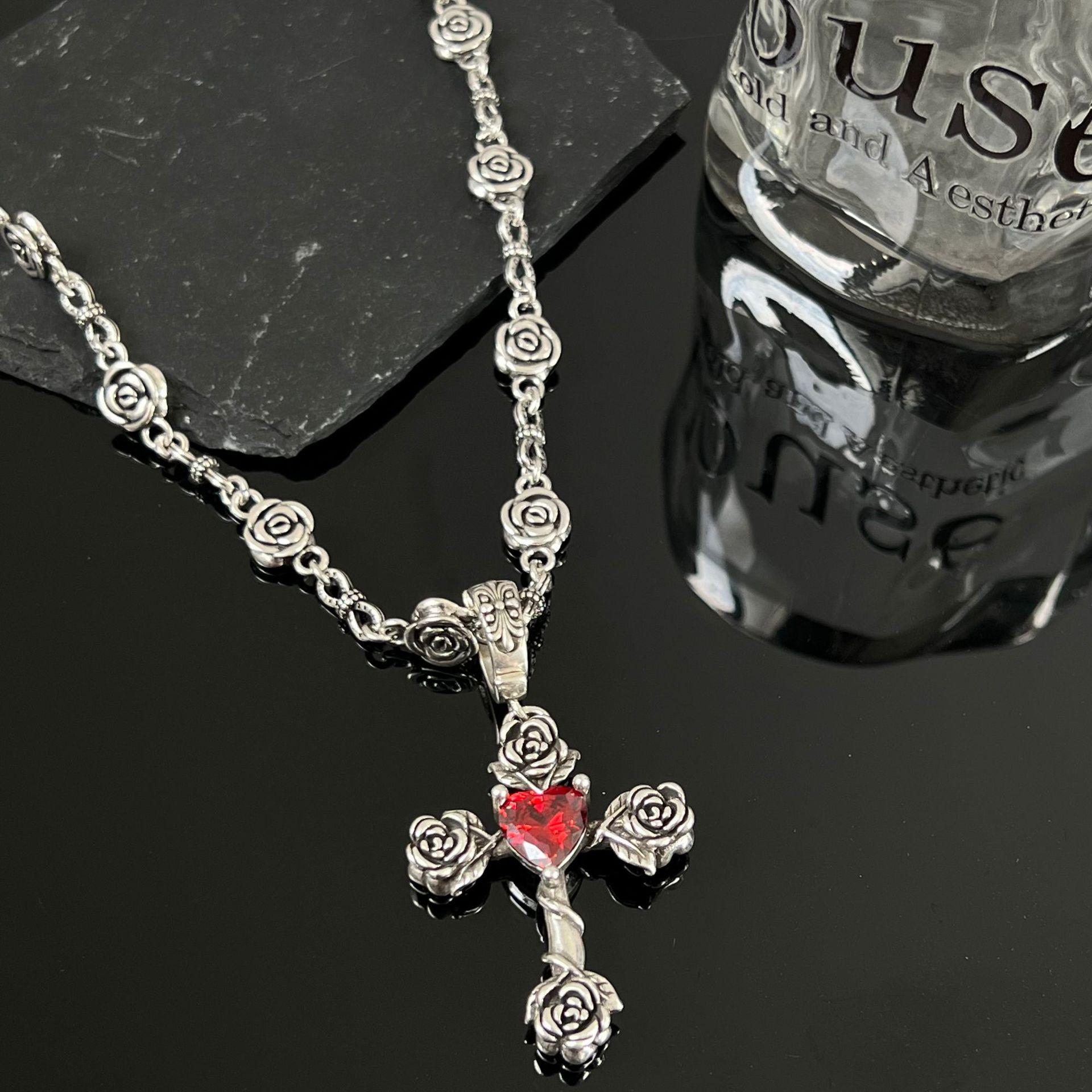 

Изысканное ретро-ожерелье с розой: Высококачественная медная цепочка на ключицу с креативным цветочным узором, украшенным цирконами красный