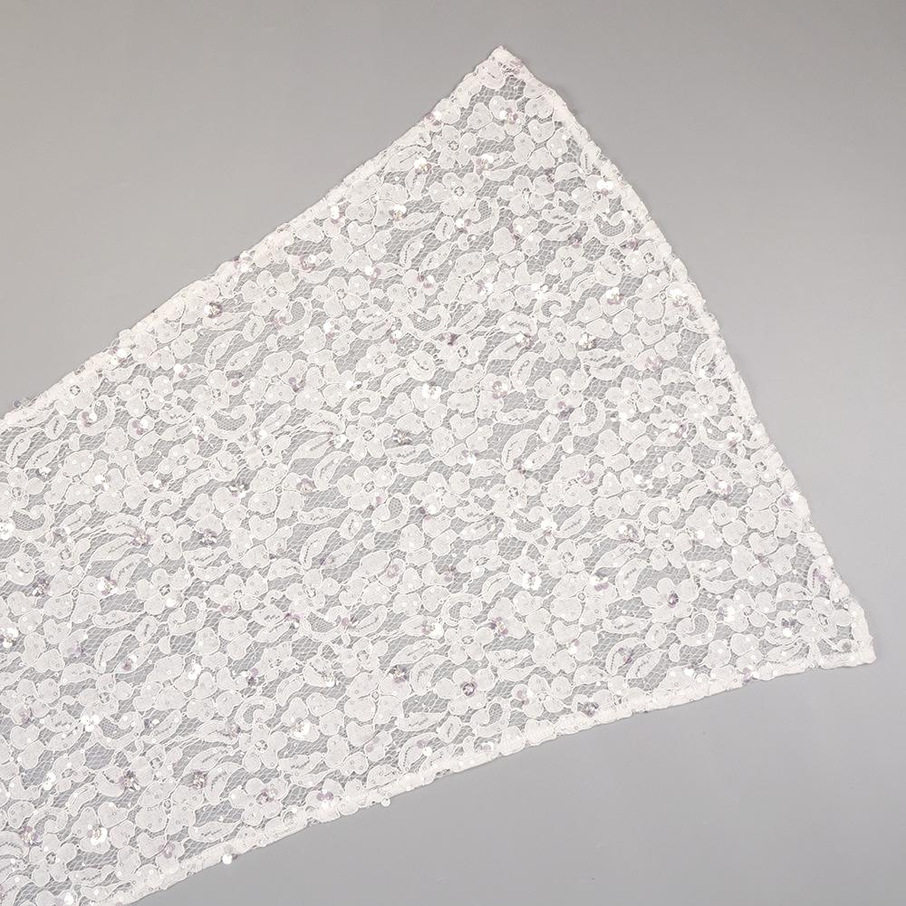 Elegante Vestido Blanco de Encaje con Cuello Alto, Mangas tipo Chal y Cintura Calada