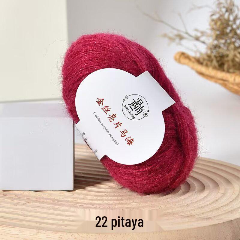 Goldfarbiges Pailletten-Mohair-Garn zum Selbermachen: Perfekt für das Handstricken von Schals, Stolen und Pullovern. Feine Flauschtextur.