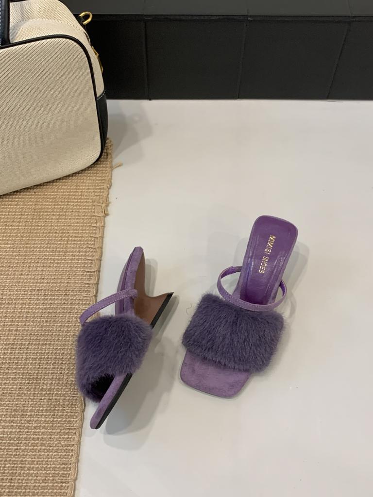 In the autumn and winter of 2025, the new European and American wedges with French square head open-toed fluffy slippers are worn outside women's sh