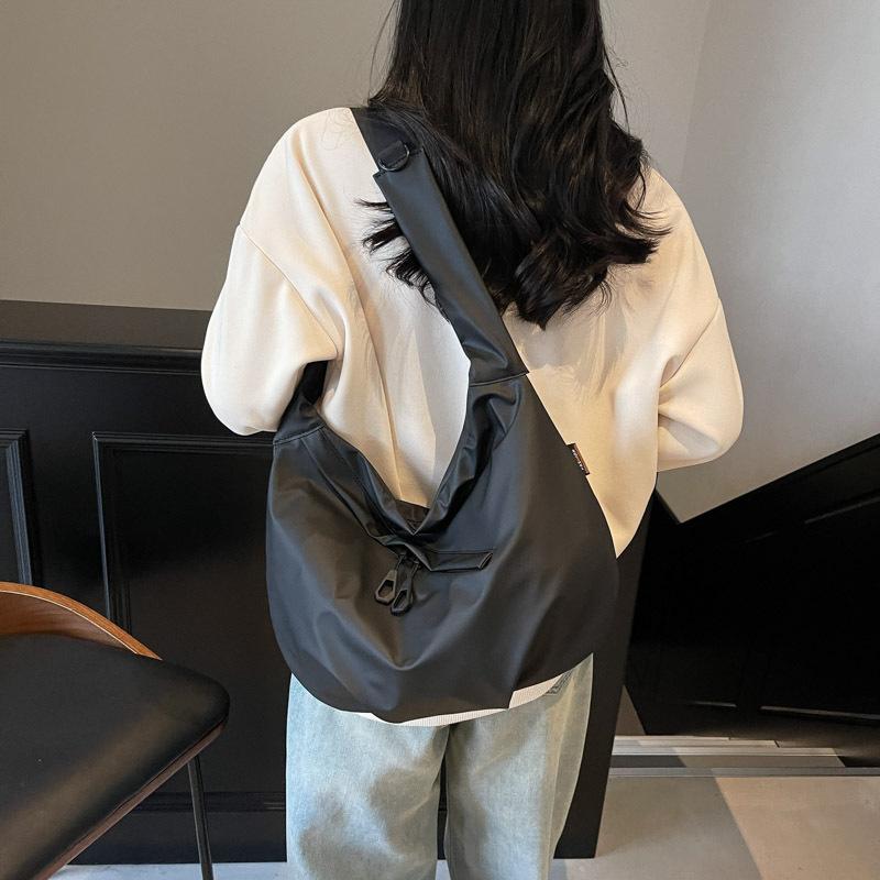 Casual simple tote bag 2025 new trendy texture shoulder bag large capacity men's and women's commuting foreign style messenger bag