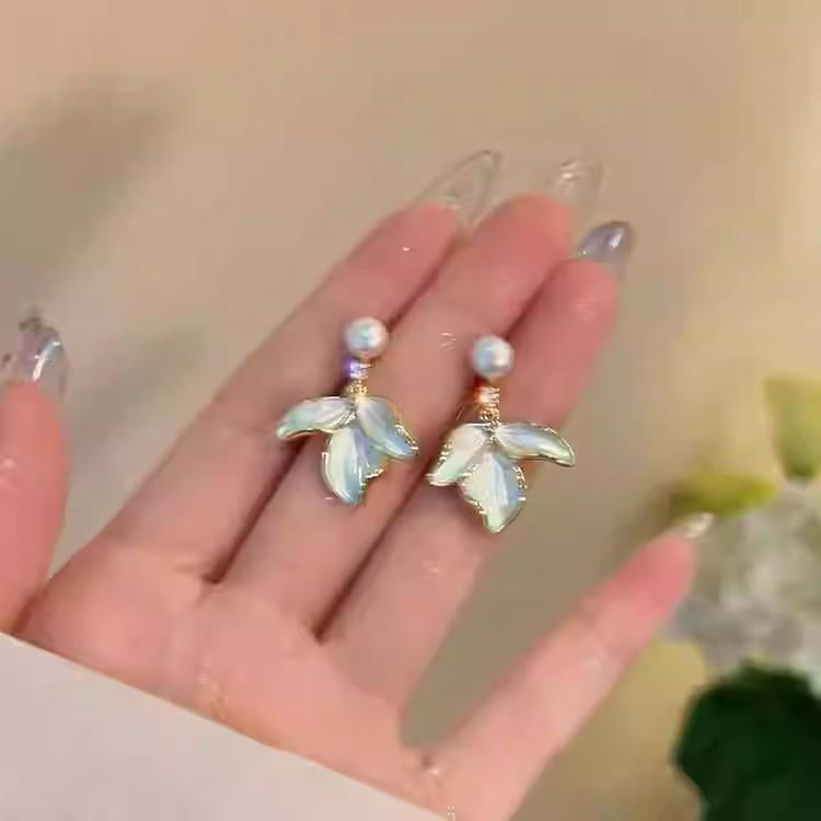S925 Sterling Silver Needle Fresh Flower Pearl Stud Earrings - High-End Luxury, Versatile and Elegant.
