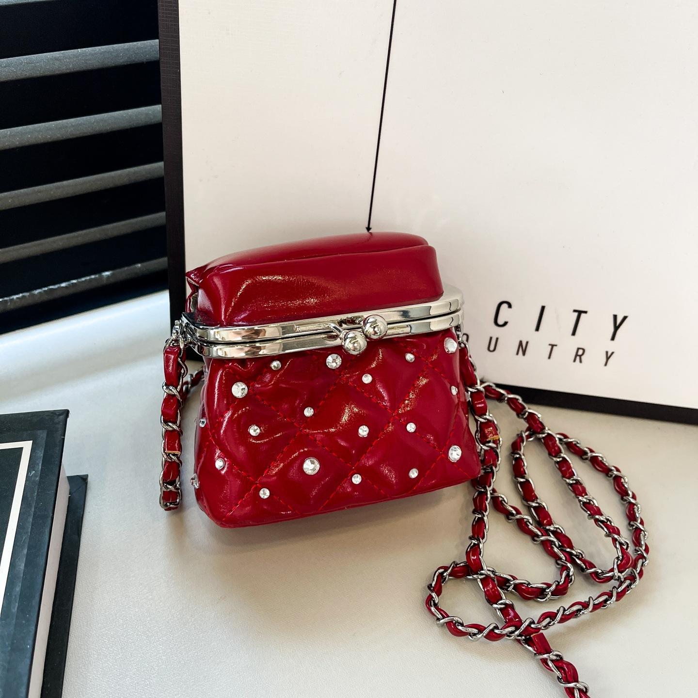 

Korean version of niche fashion niche bag 2025 new fashion rivet shoulder bag women s foreign style clip button small square bag красный