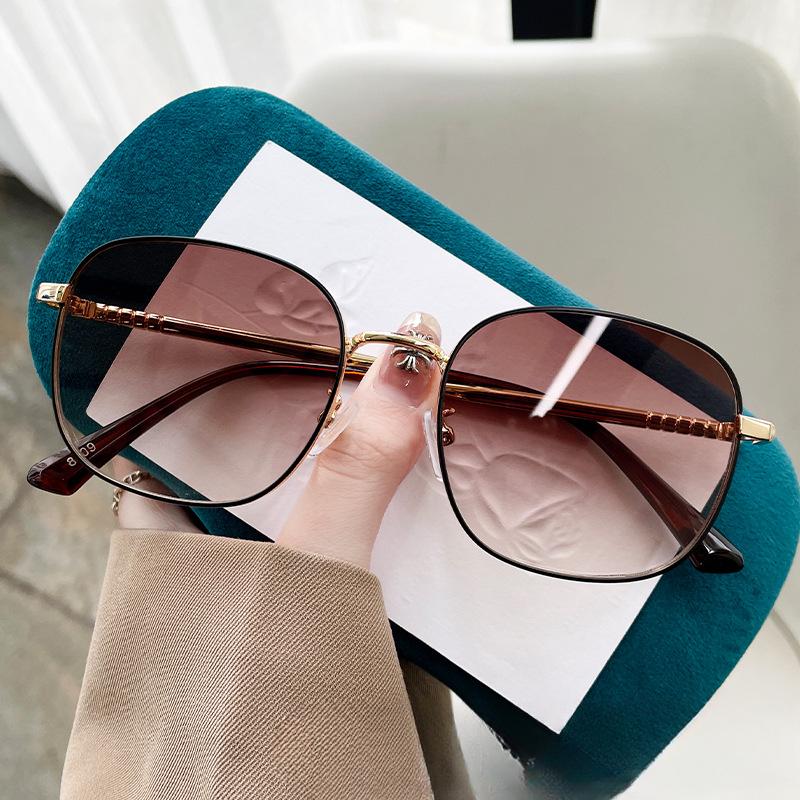 

Роскошные солнцезащитные очки для девочек в маленькой металлической круглой коробке. Солнцезащитные очки знаменитостей Little Red Book Fashion в Интернете.