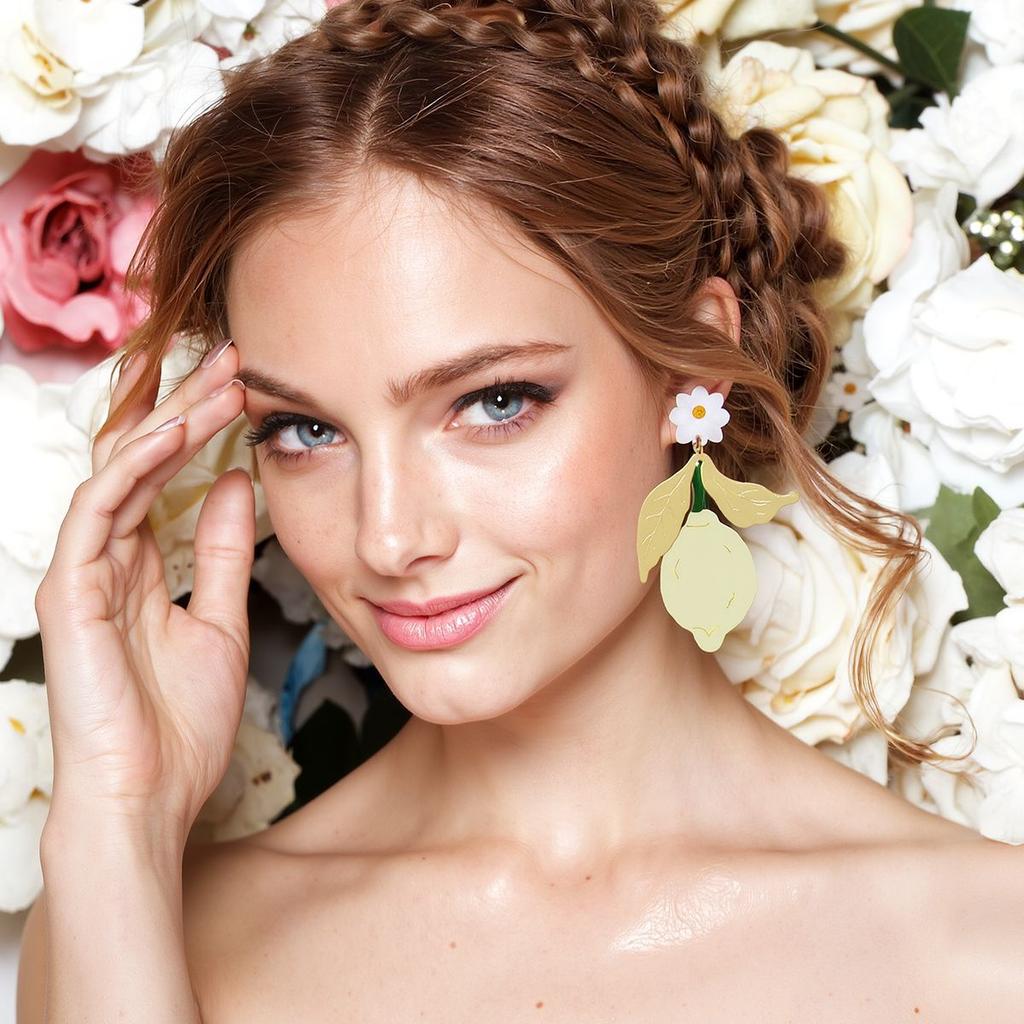 The fruit-themed earrings feature a simple and niche design. The acrylic lemon slice small flower earrings are fresh and versatile for women