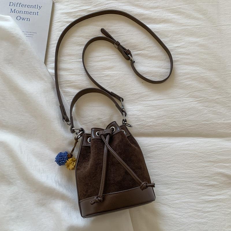 Stylish and simple contrasting color bucket bag women's 2025 autumn new shoulder messenger bag high value casual strap handbag