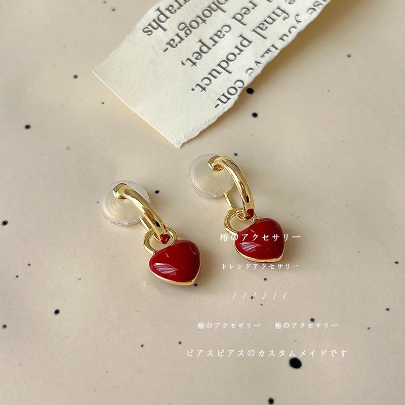 No pierced ears, ear clips, red high-end retro Hong Kong style earrings, light luxury, niche temperament, sugar cube love earrings, popular.