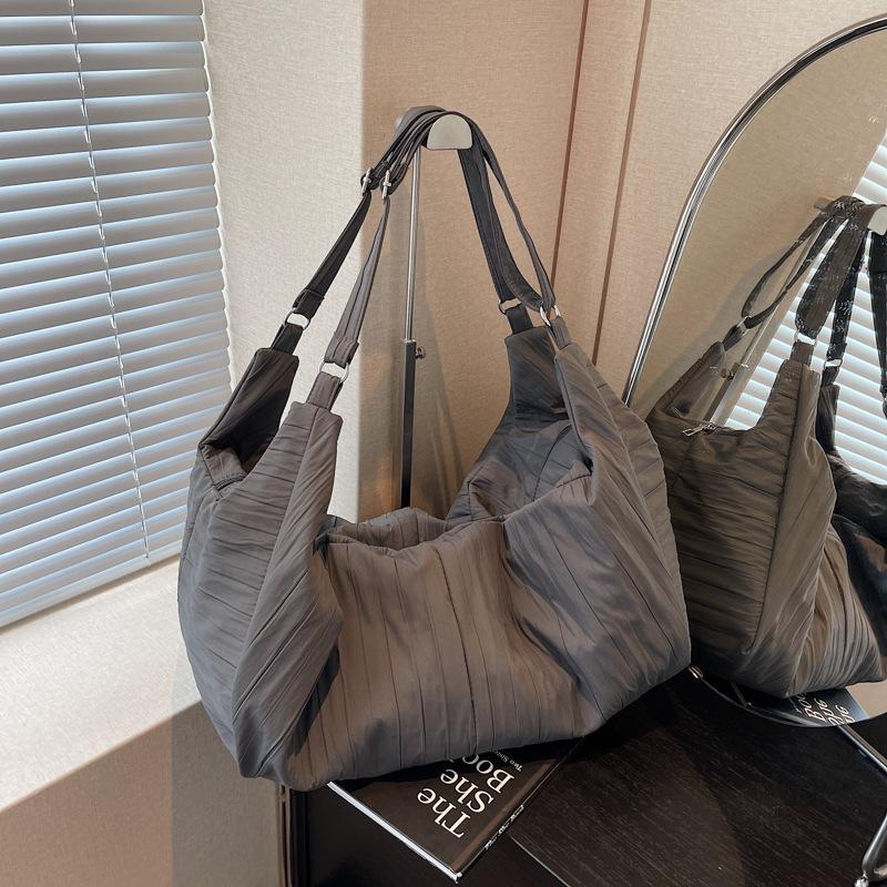 Dameveske i nylon med crossbody- og skulderstropp – Romslig reiseveske, avslappet hobo-veske, designstil, 2025-utgaven