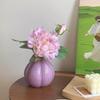 Lila Pfingstrose Künstliche Blume in Hochwertiger Keramikvase für Luxuriöses Wohnzimmer oder Nachttischdekoration.