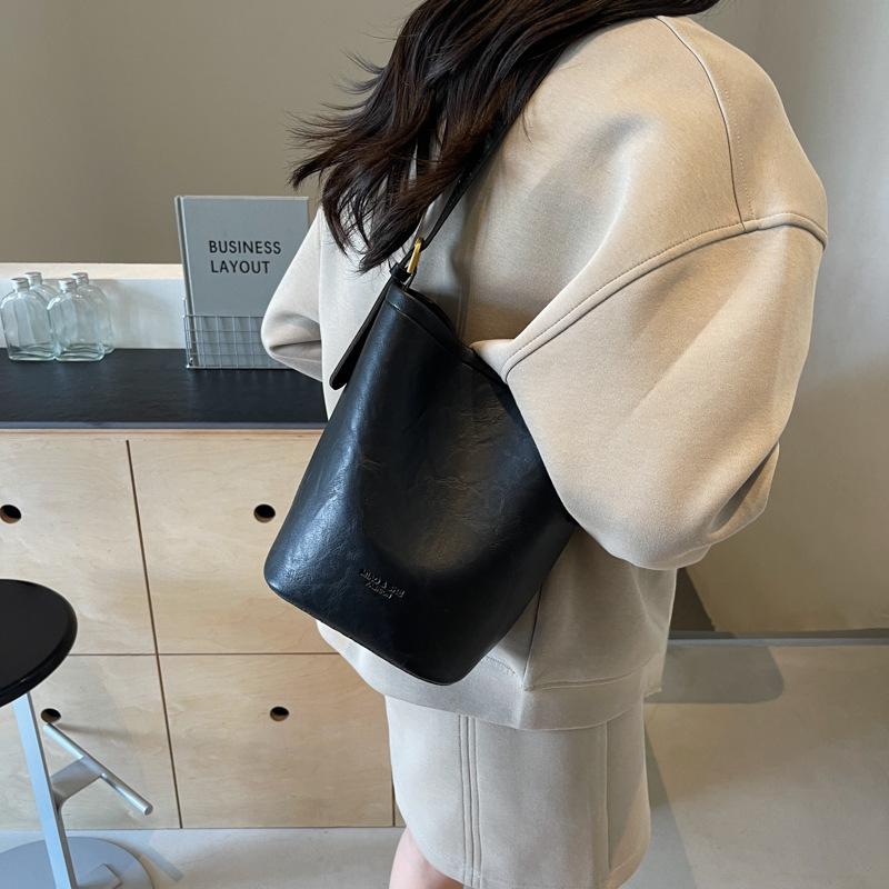 This Year, the Popular Hand-carried Bucket Bag 2025 New Women's Bag Korean Version Trendy Shoulder Bag Niche High-end Messenger Bag