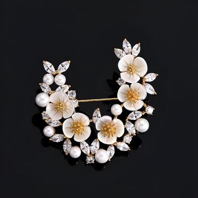La Spilla Fiore di Pruno è un Accessorio di Abbigliamento da Donna Retro ed Elegante con un Senso del Design di Nicchia