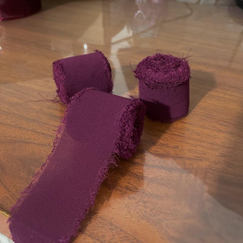 Handgerissenes Chiffonband: Dekorative Girlanden, Haarbänder mit Blumenbindungen und Kuchendekor.