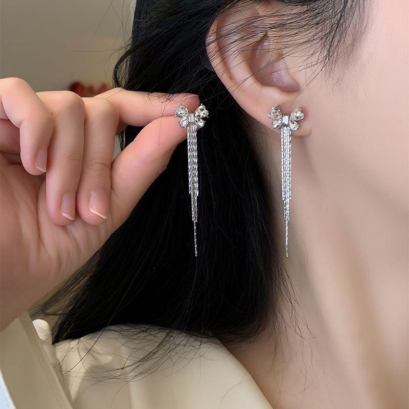Koreanischer Stil Nicht-Piercing Ohrclip mit langem Quaste, Perlmutt Schmetterlings Design für Damen - High-End, Coole Mode.