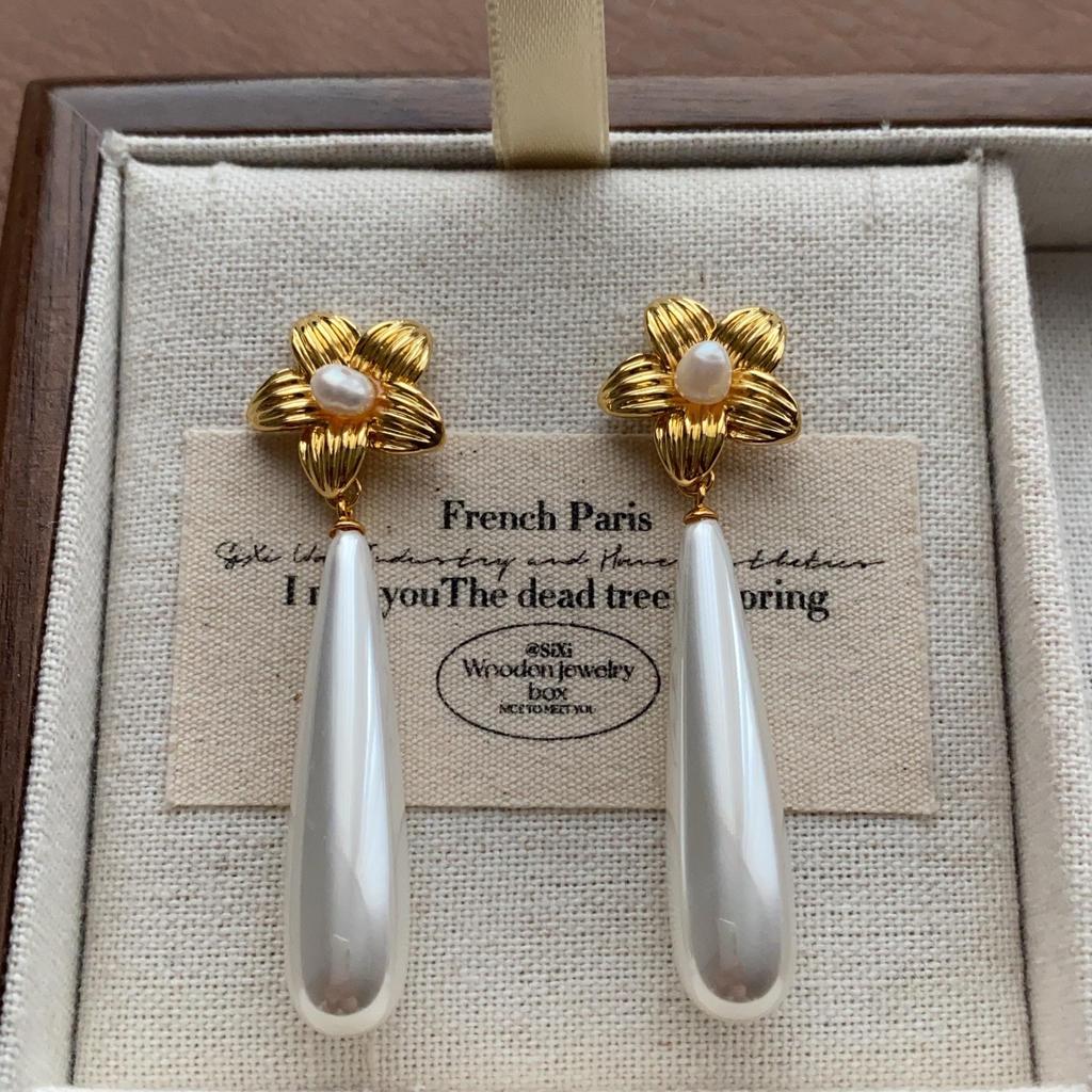 "Vintage Creamy Yellow Starfish Ear Clips: Elegant and Cute, Piercing-Free Sea Star Earrings"