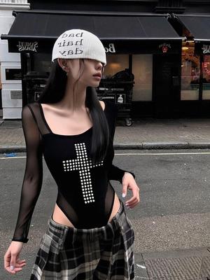 Spicy Girl Metall Kreuz Netz Patchwork Slim Fit Langarm T-Shirt Bodysuit mit Daumenlöchern für Damen.
