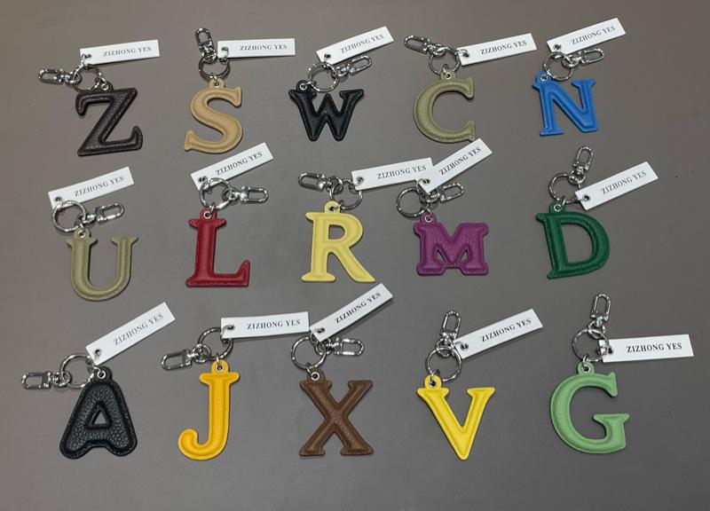 Stilvoller Schlüsselanhänger-Anhänger mit Buchstaben aus echtem Leder für Mädchen