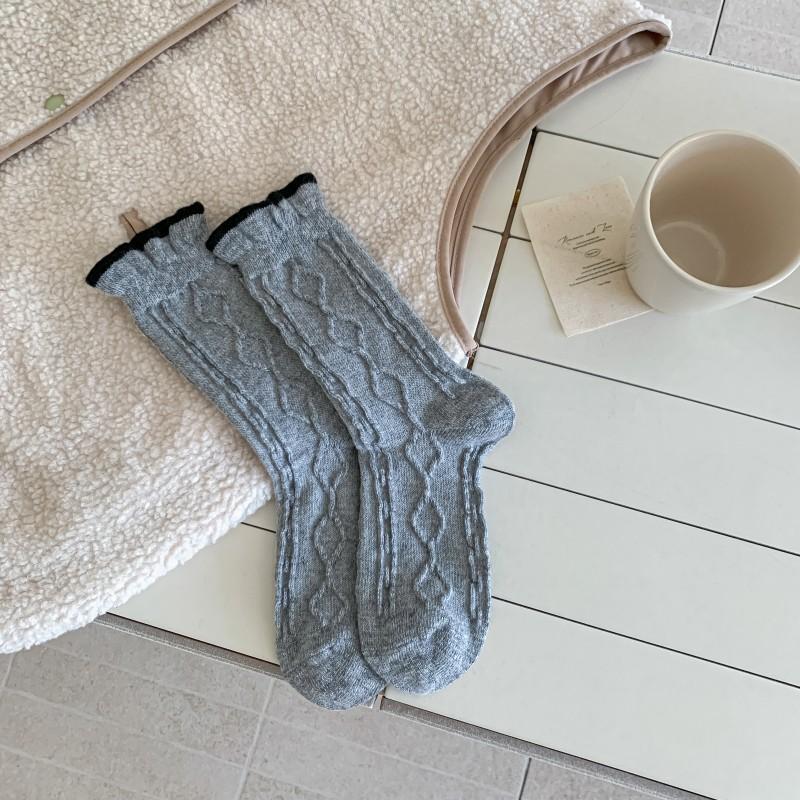 Women's Mid-calf Socks, Winter Fleece Warm Wool Socks, Black and White Women's Flower Bud Mouth Pile Texture Long Socks