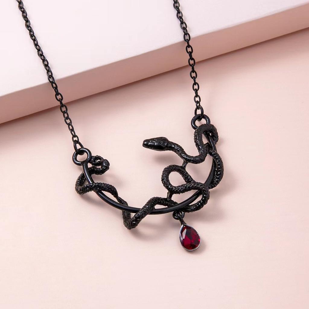 European and American Retro Snake Element Pendant Necklace, Exaggerated Black Snake Animal Zodiac Necklace Collarbone Chain