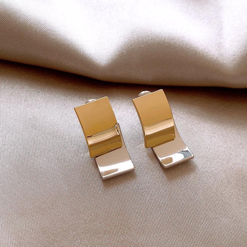 

Metal earrings, women s super hot new models, popular light luxury, high-end temperament, atmospheric studs, great-looking earrings.