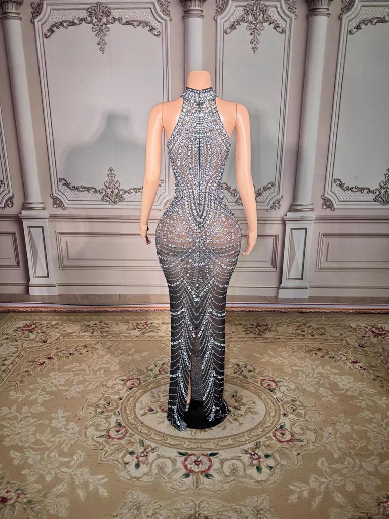 Luxuriöses Neckholder-Abendkleid mit Strasssteinen für weibliche Darstellerinnen