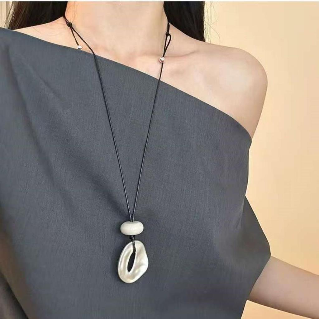 Stylish Bow Ballet Shoe Pendant Necklace for Women – Long Pull-String Sweater Chain Accessory