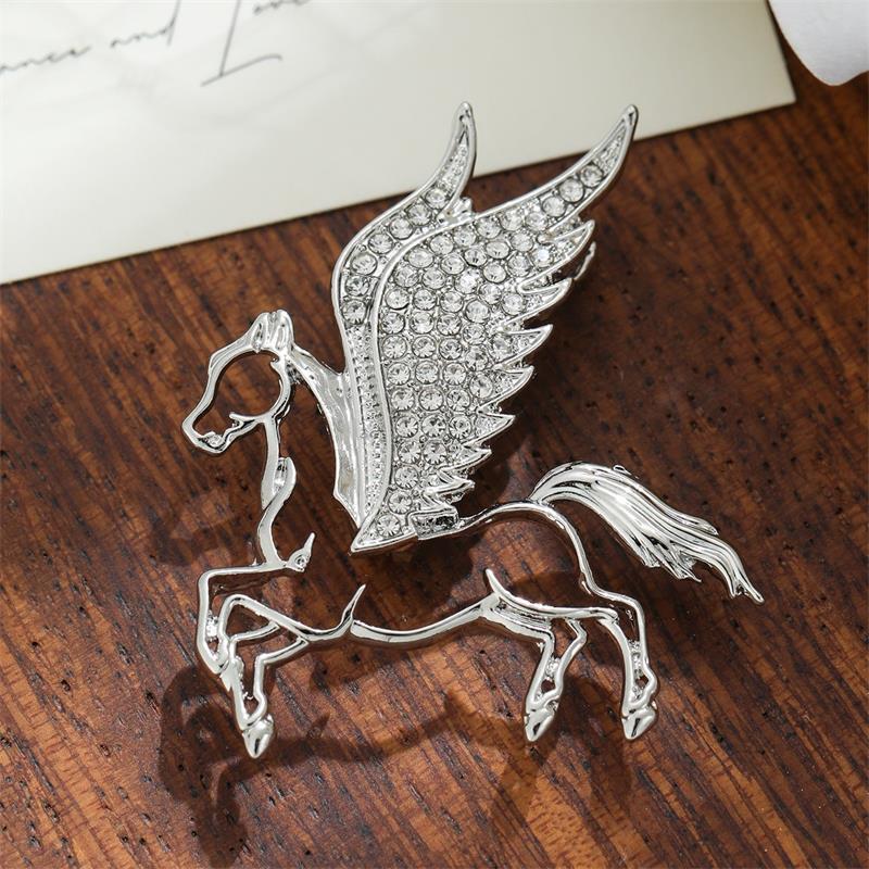 

Мода Стразы Сплав Лошадь С Крыльями Брошь Зодиак Пони Значки Женщины Мужчины Аксессуар для Одежды Костюм Лацкан Корсаж Новогодний Подарок