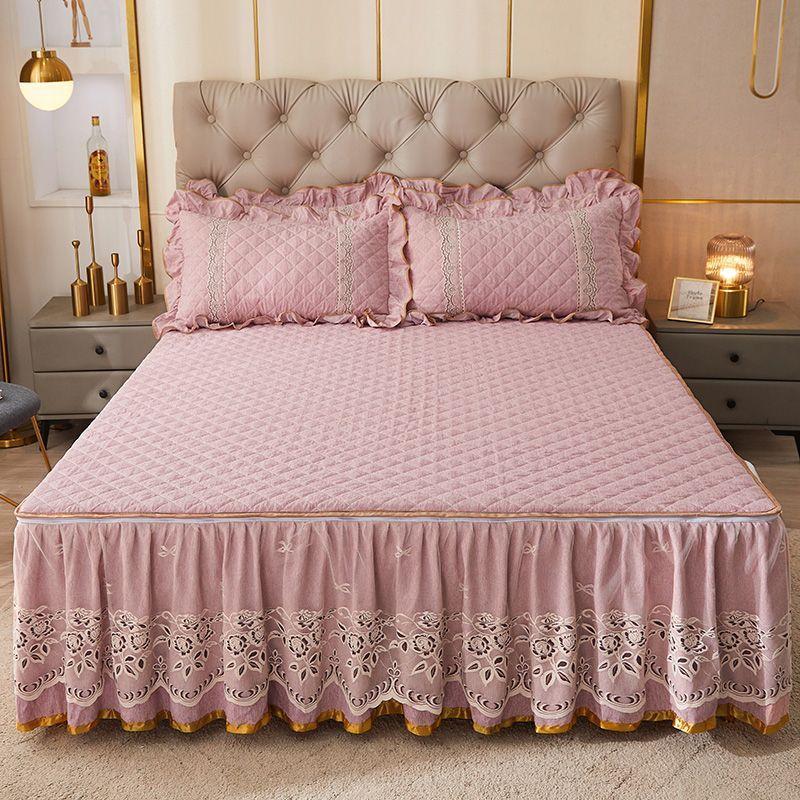 3er Set Herbst/Winter Verdicktes Kunstkristall Samt Stepp Herz Patchwork + Erhöhte Spitzenschicht mit Trägern: 1 Stück Bettrock + 2 Stück Kissenbezüge