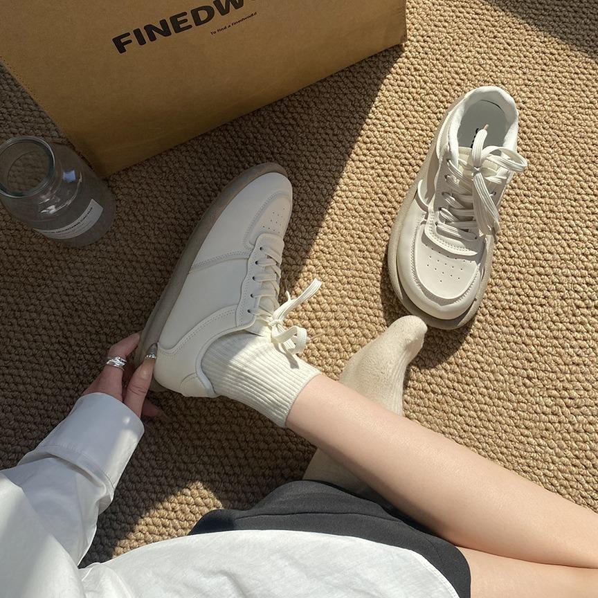 Simple casual and versatile high-end retro little white shoes women's 2025 new spring lightweight student popular sports shoes