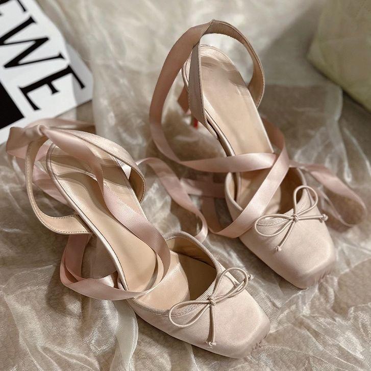 Krásný! 2025 nové baletní boty červená podrážka stuha prasečí nos vysoké podpatky francouzský satén mašle sandály