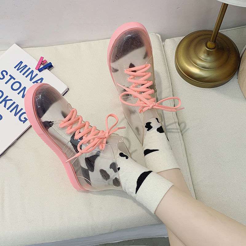 Transparente niedliche kurze Regenschuhe für Erwachsene Damen Wasserdichte Schuhe Rutschfeste Gummischuhe Überschuhe Koreanische Mode Models tragen Regenstiefel Herbst