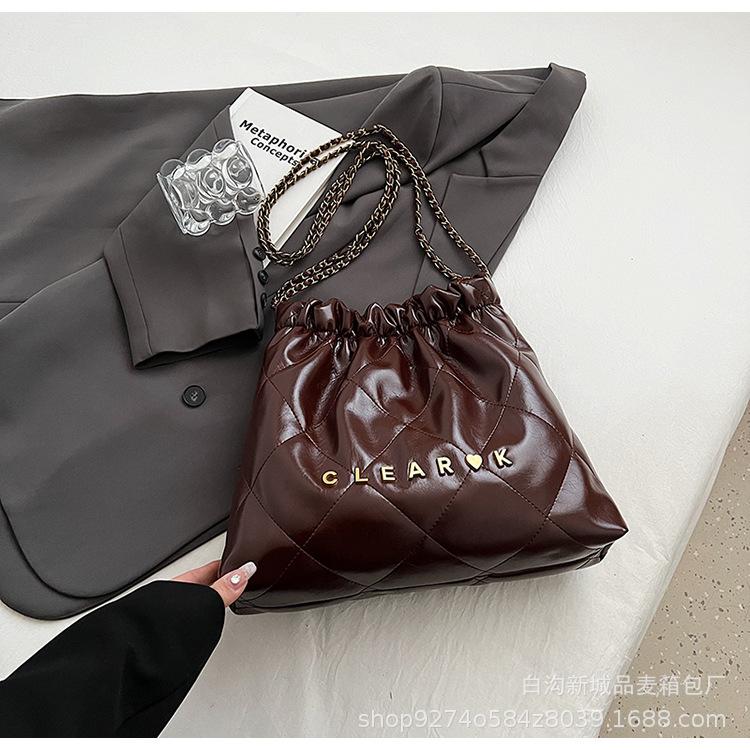 

Oil wax leather diamond lattice bucket bag women s 2025 new fashion and versatile crossbody bag niche commuter chain shoulder bag