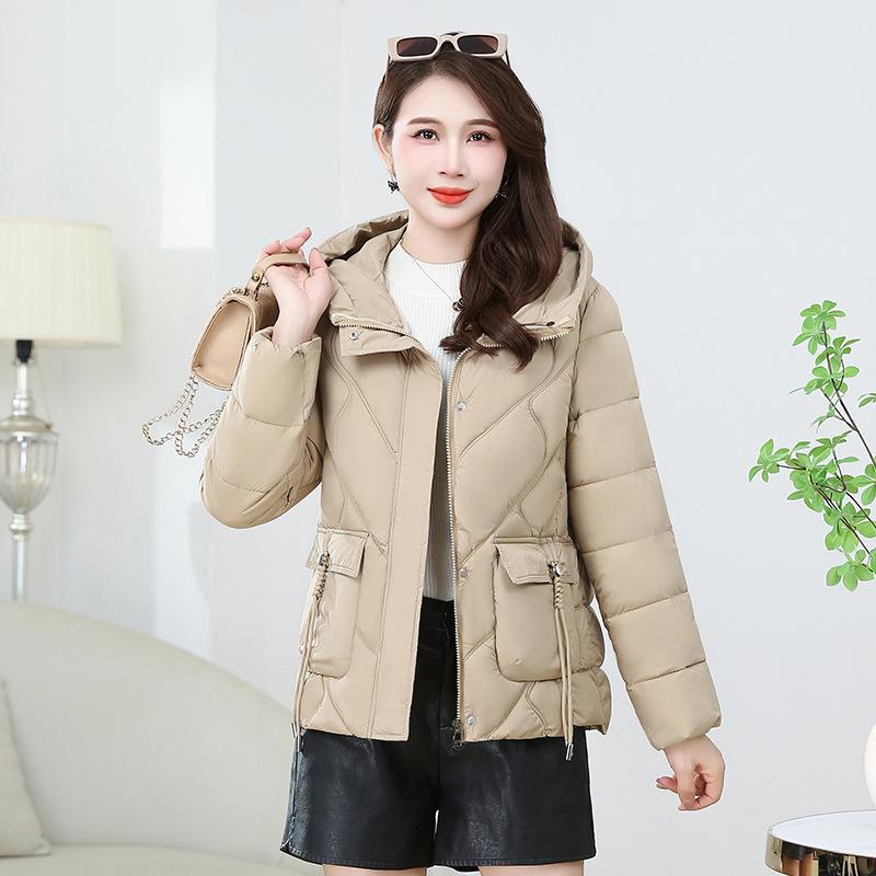 

Легкая хлопковая одежда Женская короткая осенне-зимняя приталенная и тонкая хлопковая одежда Теплая куртка Стеганая куртка 5XL135-77.5 kg