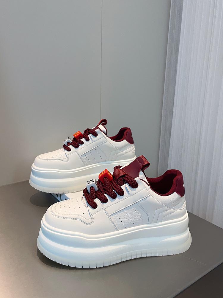 

Женские белые туфли на кожаной платформе, весна 2025, новая универсальная обувь на танкетке, увеличивающая рост, обувь-булочки, маленькие туфли на танкетке, увеличивающие рост 40 красный