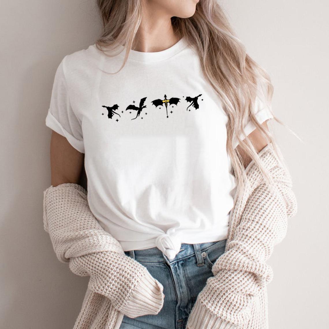 

Футболка Fourth Wing Футболка Basgiath War College Футболка Мужская Женская Графическая Футболка Футболка с Коротким Рукавом Дракон Винтажная Женская Футболка L белый