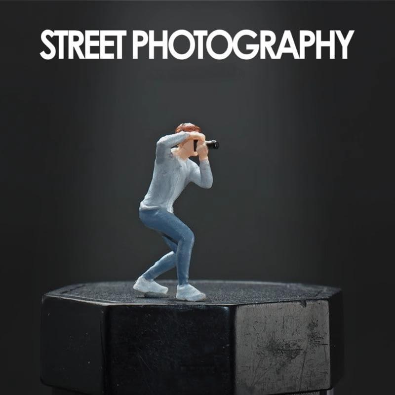 1:64 Scale Hand Painted Resin Collectible Figure Miniature Model Accessories Realistic Photographer Figure Model Gift