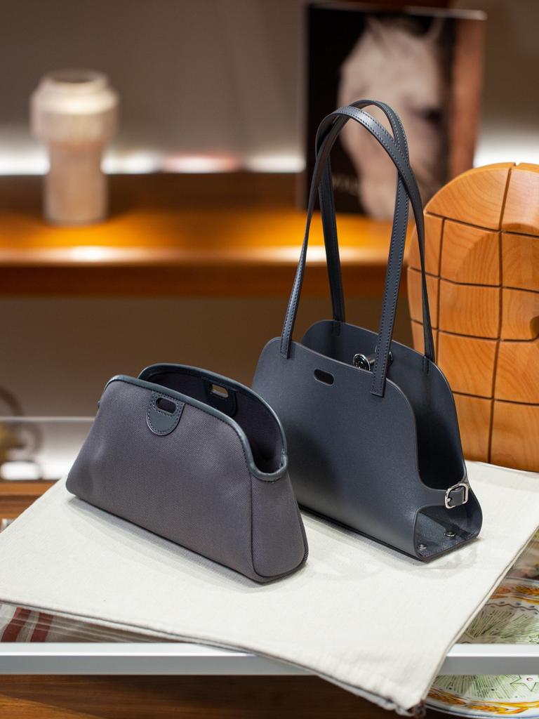 Oberste Schicht Rindsleder Verbindung wird Taschen für und 2025 auf den Markt bringen Lässige Taschen mit großem Fassungsvermögen Rechtzeitige Einführung von Hunderten von Einzelleder-Taschen Achselhöhlen-Stilen