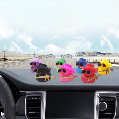 Ornamento de Pato Conjunto de Decoração de Painel de Carro com Som de Aperto Figura de Pato Amarelo Engraçado com Chapéu de Cowboy Óculos de Sol Decoração de Corrente Dourada