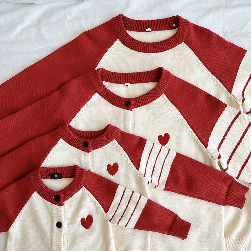 2025 Herbst/Winter Familie Strickpullover Strickjacke: Liebesherz-Design für dreiköpfige Familie für Vollmondfotos.