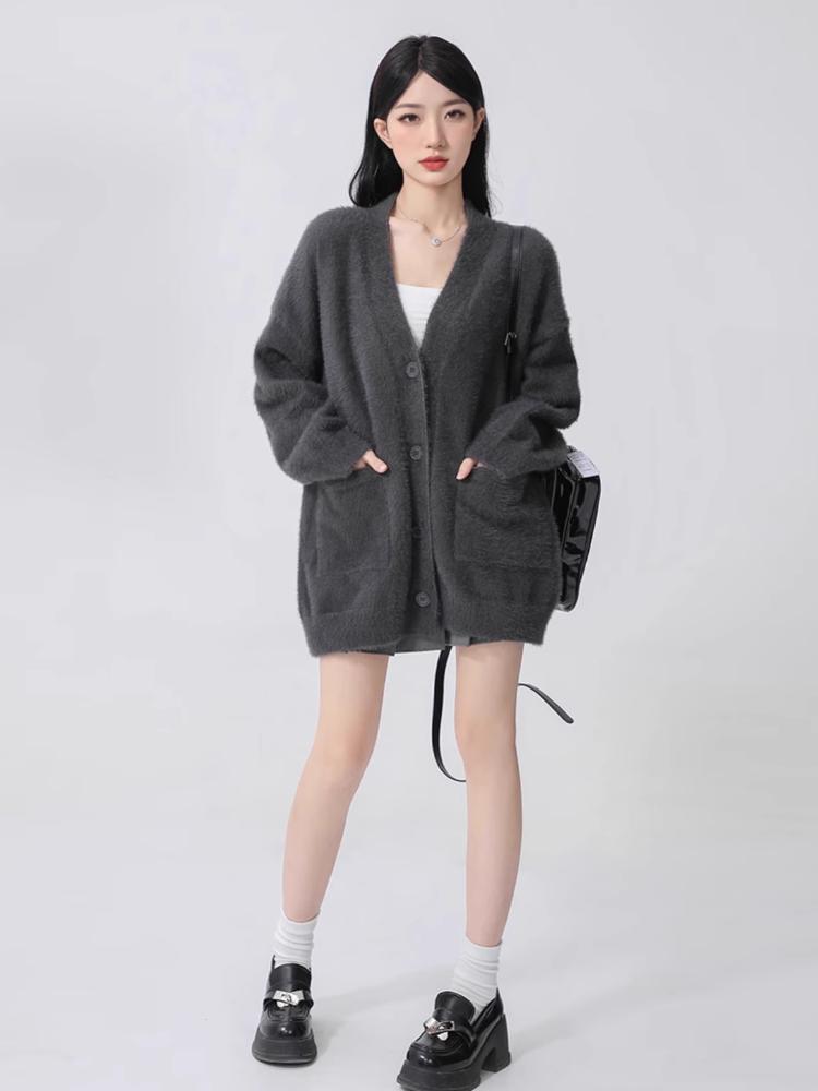 Szary jesienno-zimowy dzianinowy kardigan damski luźny, miękki i elastyczny sweter w stylu casualowym z kołnierzykiem w serek